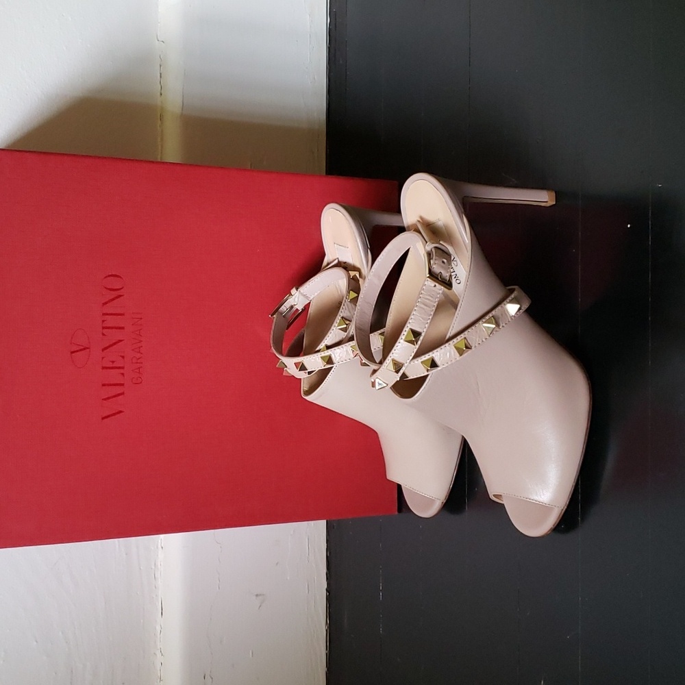 NIB Tan Valentino Rockstud stiletto sandals 38